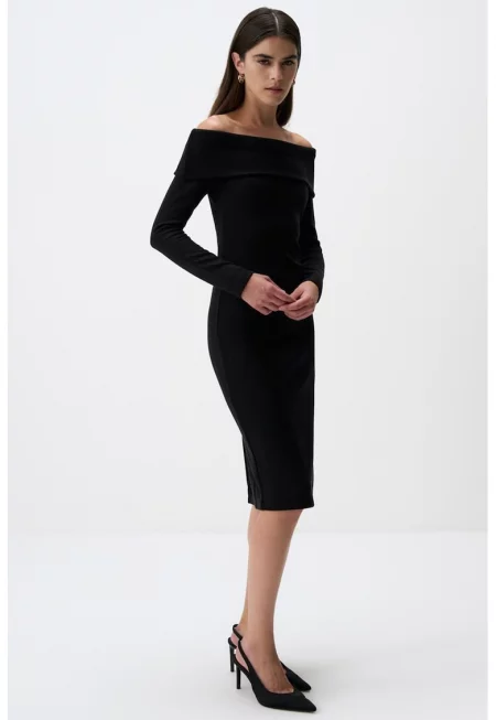 Вталена рокля с голи рамене - Черен