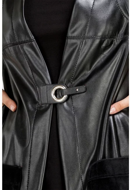 Яке с уголемени джобове