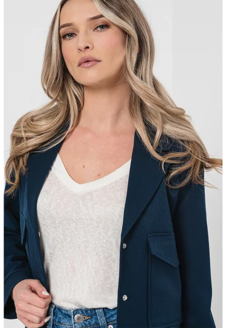 Късо яке с пришити джобове