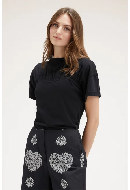 Тениска с овално деколте