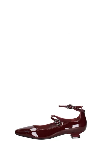 Заострени кожени обувки с котешки ток