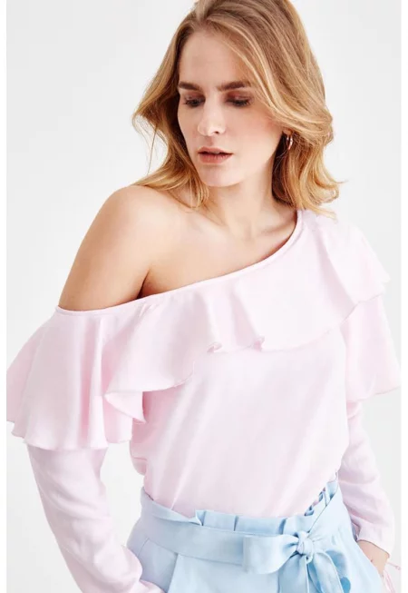 Блуза с голи рамене и дипли