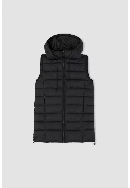 Капитониран елек с качулка