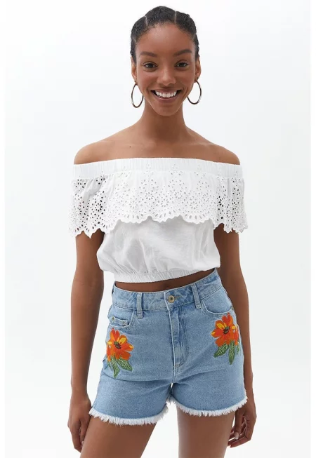 Къса блуза с голо рамо и бродерии
