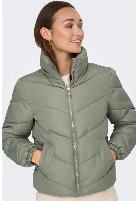 Късо зимно яке с висока яка