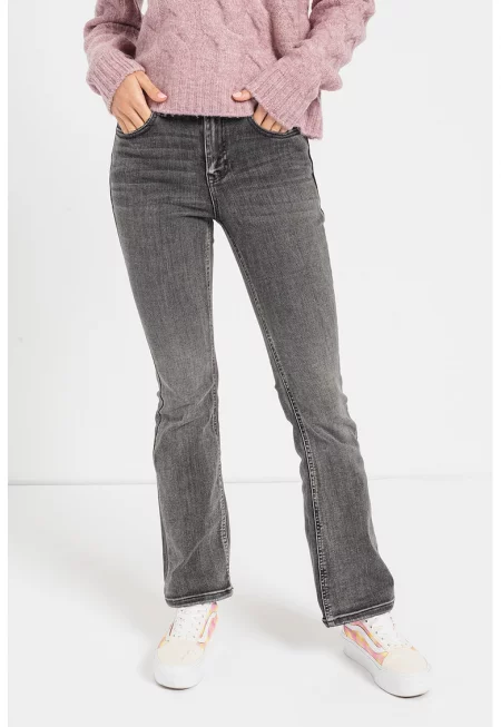 Разкроени дънки със захабен ефект