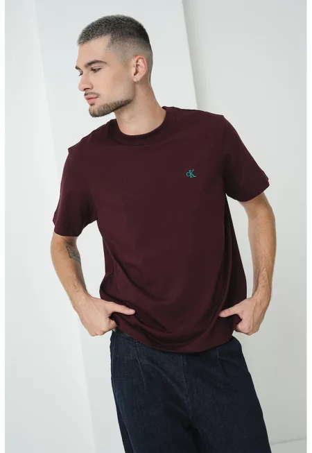 Семпла тениска с овално деколте