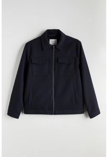 Шакет с джобове на гърдите