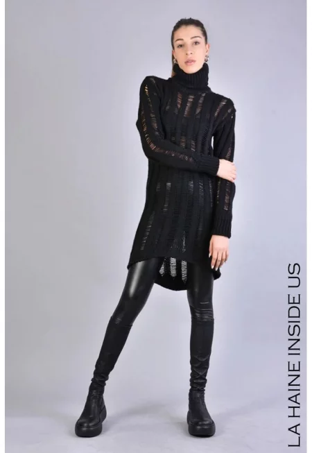 Дамска плетена блуза с висока яка - изрязан модел и висока яка - Черна -