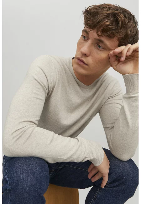 Фино плетен пуловер с овално деколте