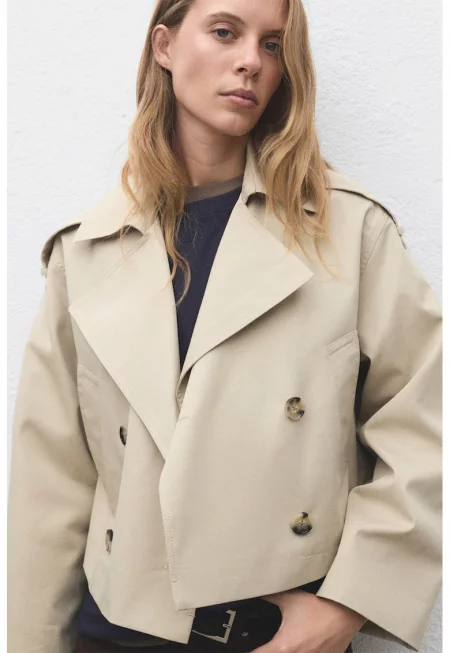 Къс тренч с двуредно закопчаване