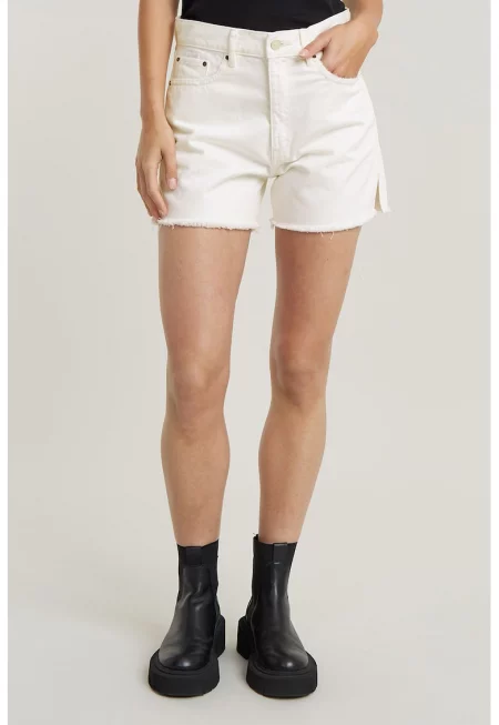 Къси дънки със средновисока талия и цепки - Бял