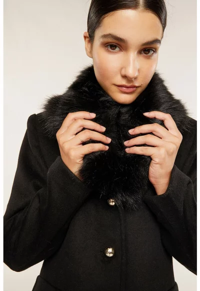 Палто по тялото с яка от еко пух