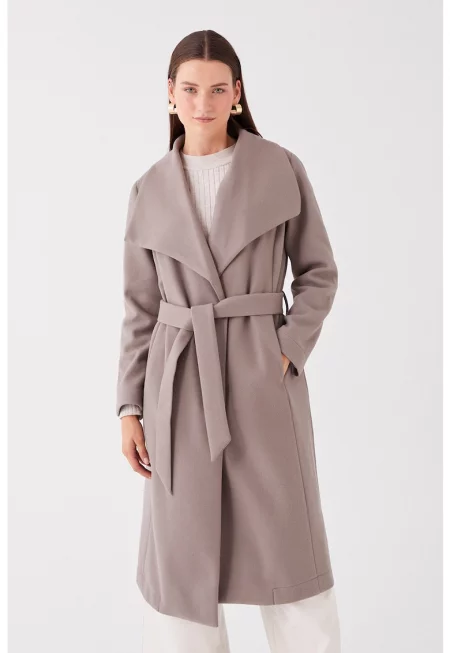 Палто с уголемени ревери