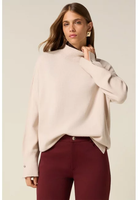 Пуловер с висока яка - Крем