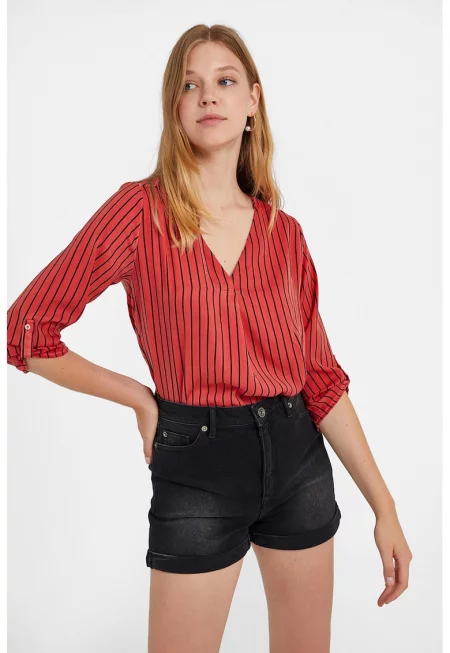 Раирана блуза с шпиц и 3/4 ръкави