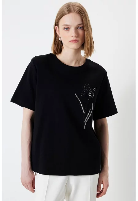 Уголемена тениска с овално деколте - Черен