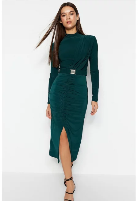 Вталена рокля с набирания