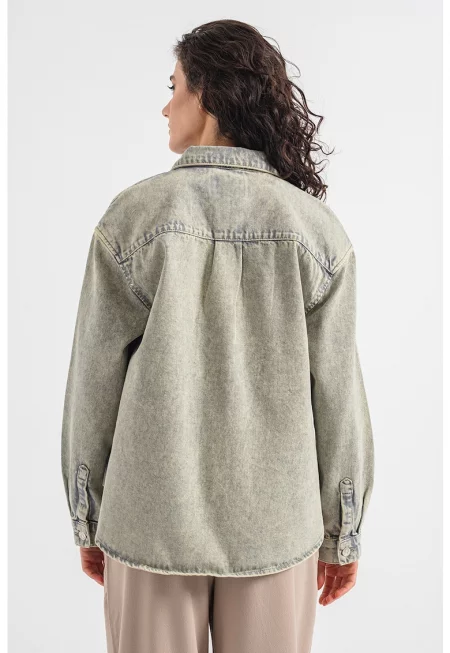 Яке тип риза от деним със захабен ефект