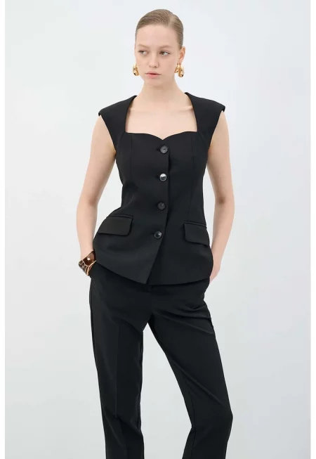 Елек с копчета и сърцевидно деколте