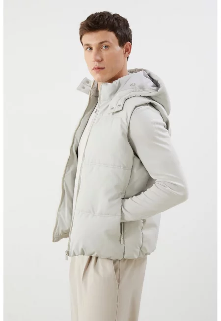 Капитониран елек с качулка