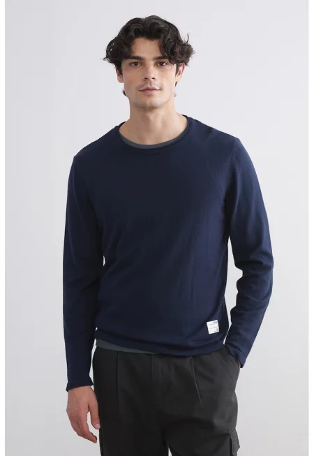 Пуловер с овално деколте