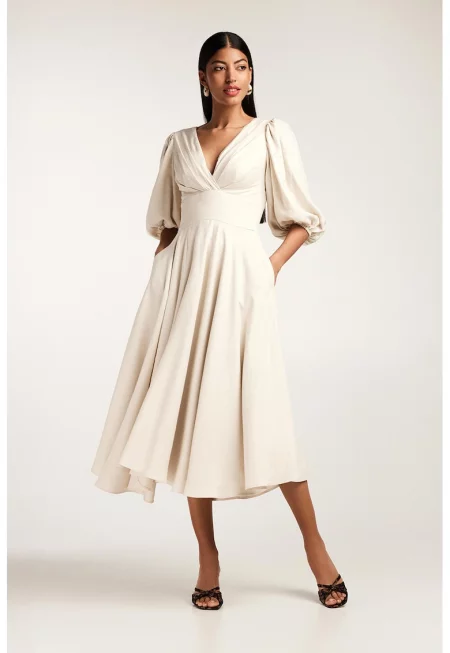 Разкроена рокля с бамбукови нишки с бухнали ръкави