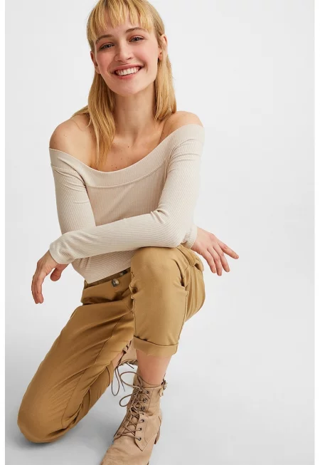 Рипсена блуза с голо рамо