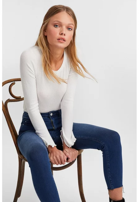 Рипсена блуза с вълнообразен подгъв