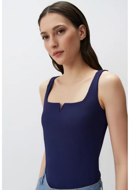 Слим топ с квадратно деколте