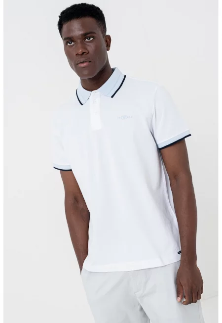 Тениска с яка и контрасти