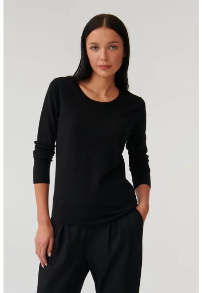 Фино плетен пуловер с овално деколте