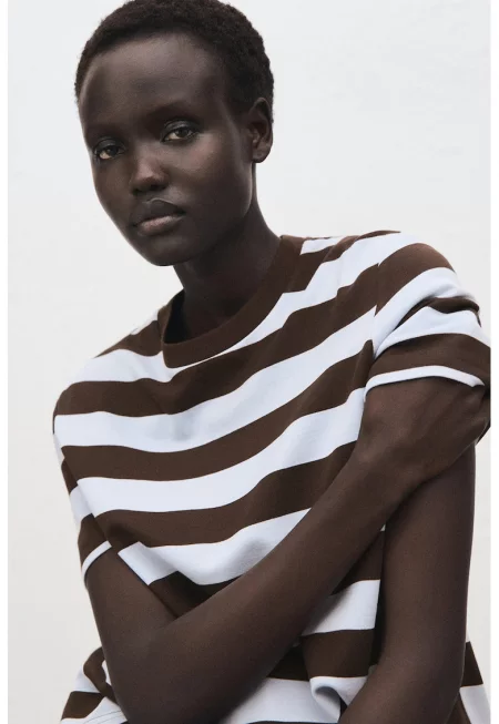 Раирана тениска с овално деколте