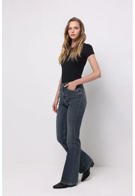 Разкроени дънки с миди талия