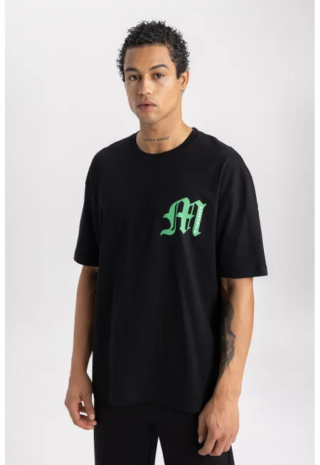 Тениска с шарка на гърба