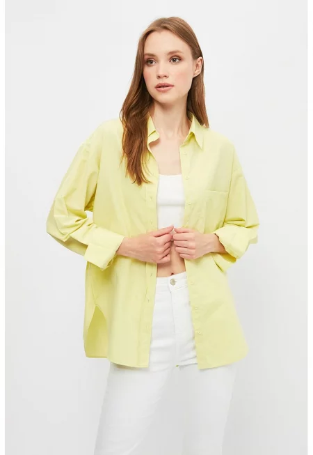 Уголемена риза с джоб на гърдите