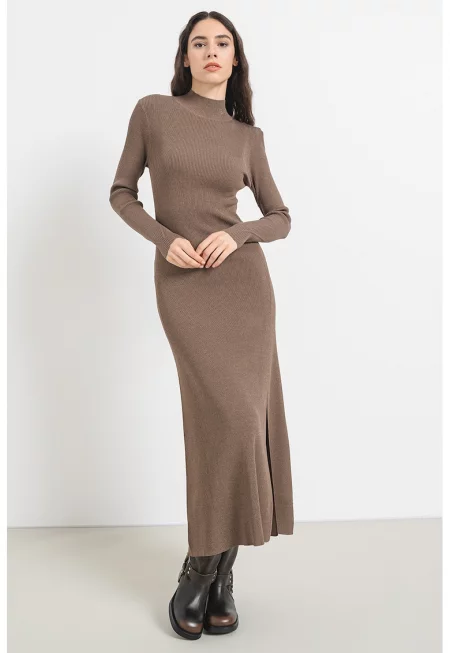 Вталена миди рокля с цепка встрани - Кафяв