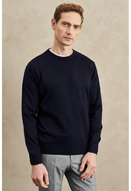 Фино плетен пуловер с овално деколте