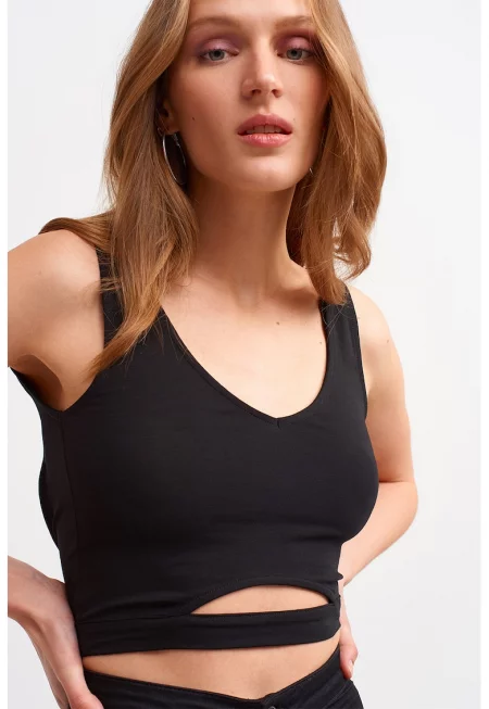 Къс шпиц топ с отвори