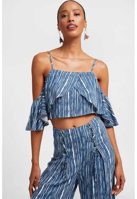 Къса блуза с отвори на раменете