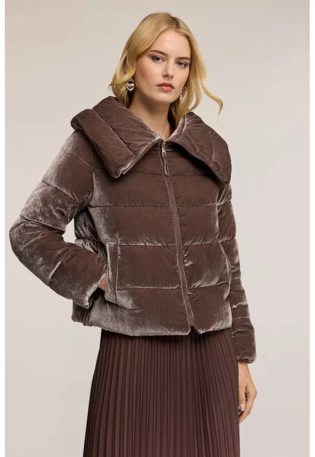 Късо зимно яке с уголемена яка