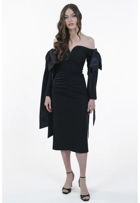 Миди рокля с голо рамо