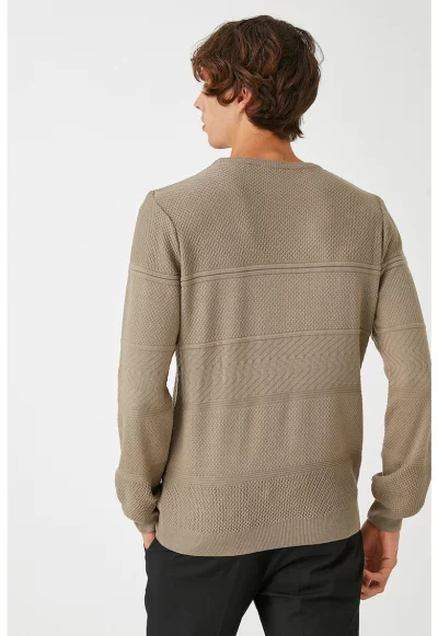 Пуловер с релеф и овално деколте