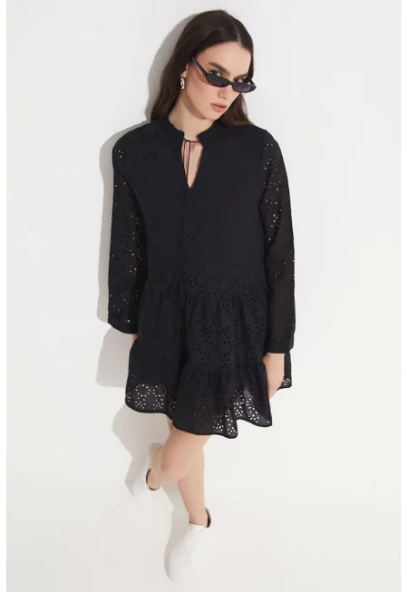 Разкроена рокля с ажур - Черен
