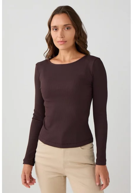 Слим блуза с овално деколте