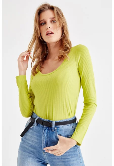 Слим блуза с овално деколте