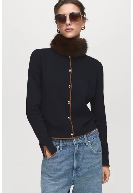 Жилетка с овално деколте и копчета