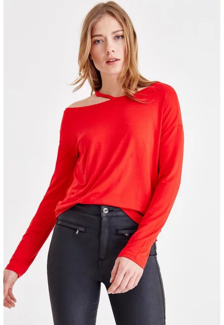 Блуза с голо рамо и отвори