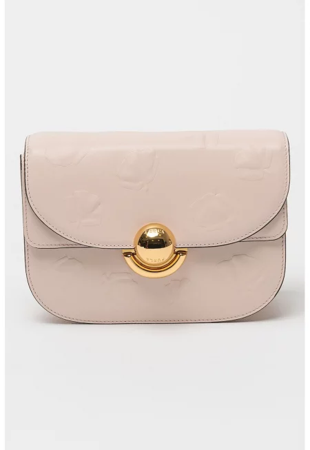 Кожена чанта за рамо с капак и релефен мотив.