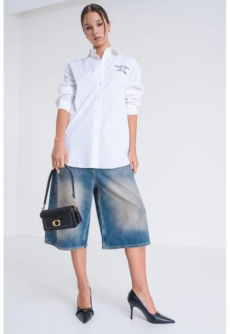 Права риза с бродирано лого